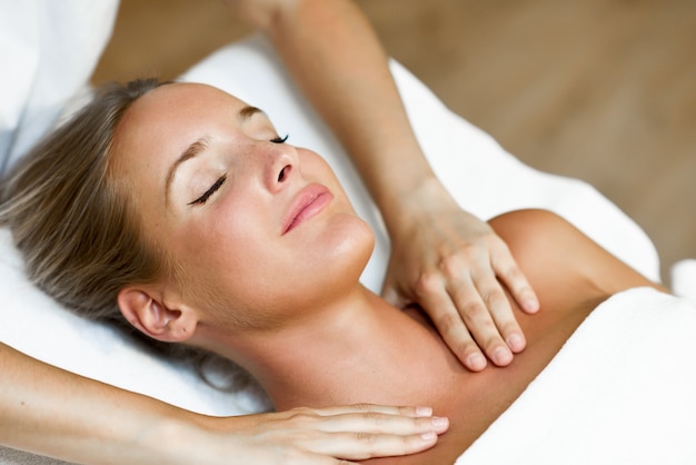 Foto grátis jovem recebendo uma massagem na cabeça em um centro de spa.