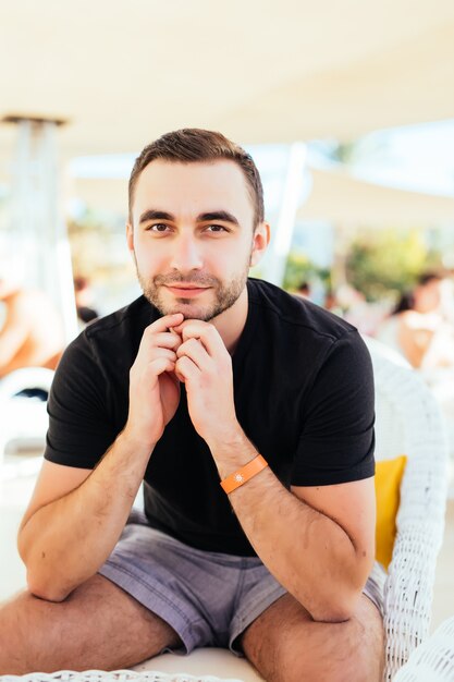 Jovem relaxa em um café ao ar livre.