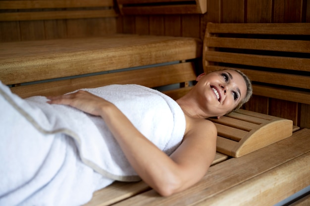 Foto grátis jovem relaxando em um hotel spa