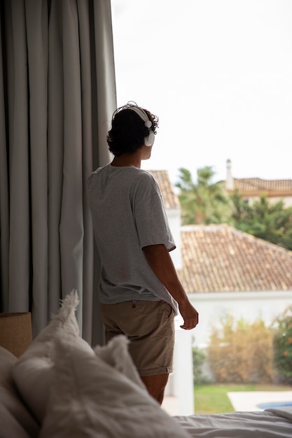 Foto grátis jovem relaxando enquanto ouve música