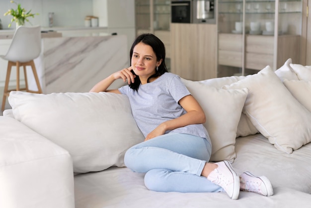 Foto grátis jovem relaxando sozinha em casa