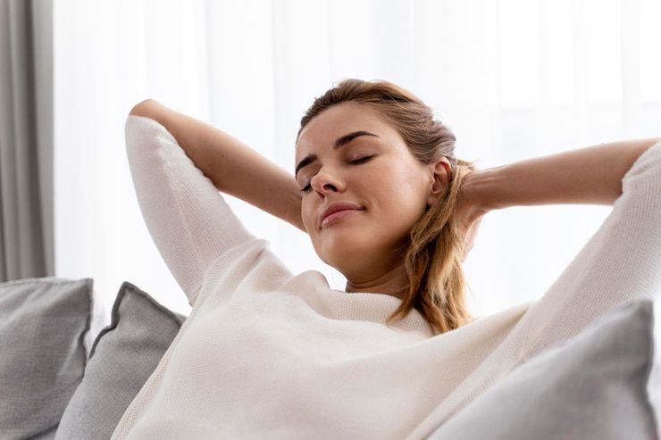 Foto grátis jovem relaxando sozinha em casa