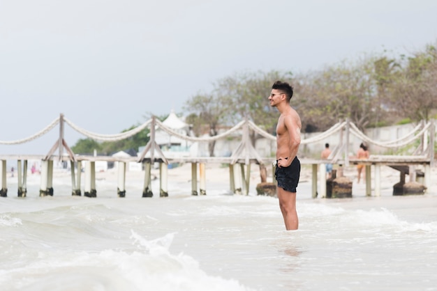 Foto grátis jovem relaxante à beira-mar