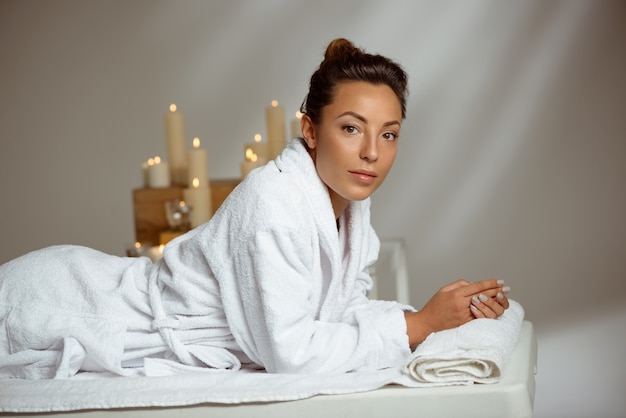 Foto grátis jovem relaxante no salão spa.