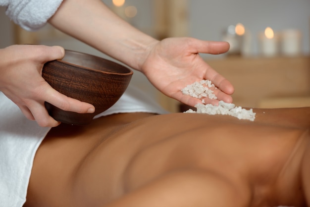 Jovem relaxante no salão spa.