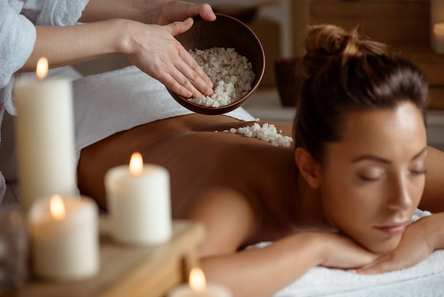 Jovem relaxante no salão spa.