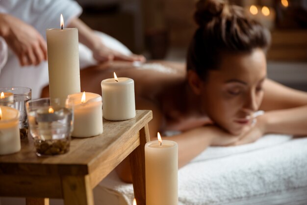 Jovem relaxante no salão spa.