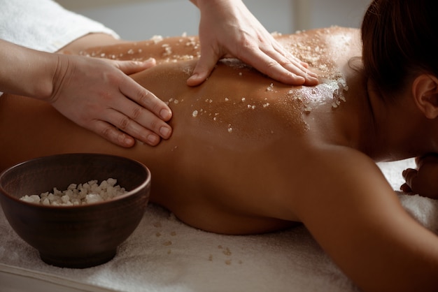 Jovem relaxante no salão spa.