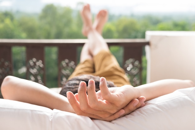 Jovem relaxar na cama e apreciar a vista da montanha