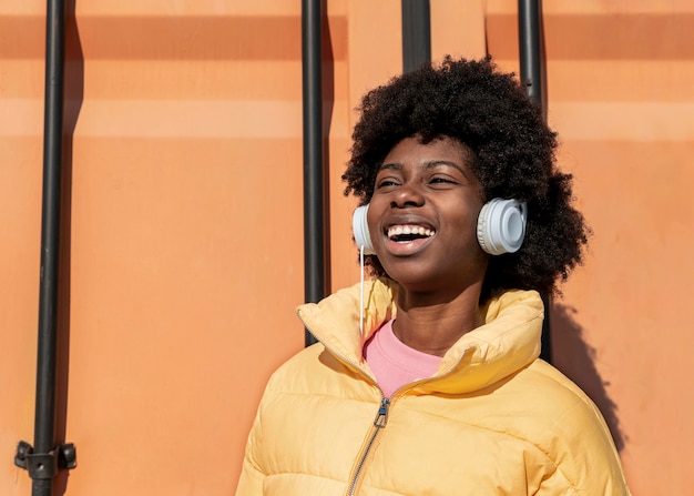 Foto grátis jovem retrato com fones de ouvido pulando