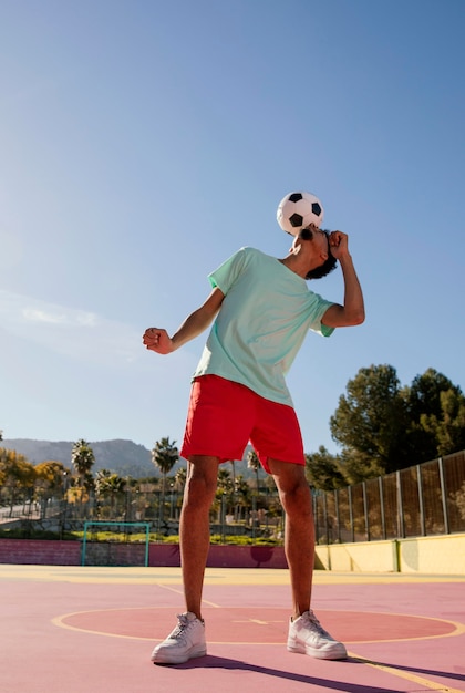 Jovem retrato jogando futebol