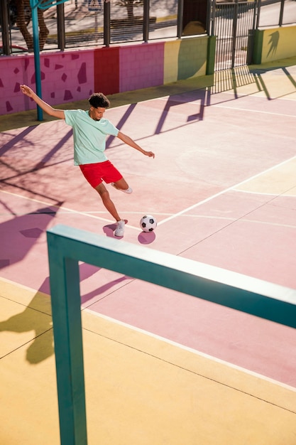 Jovem retrato jogando futebol