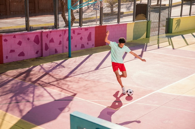 Jovem retrato jogando futebol