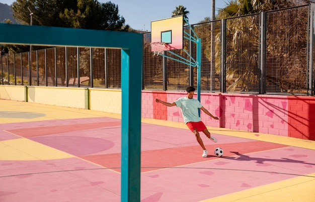 Foto grátis jovem retrato jogando futebol