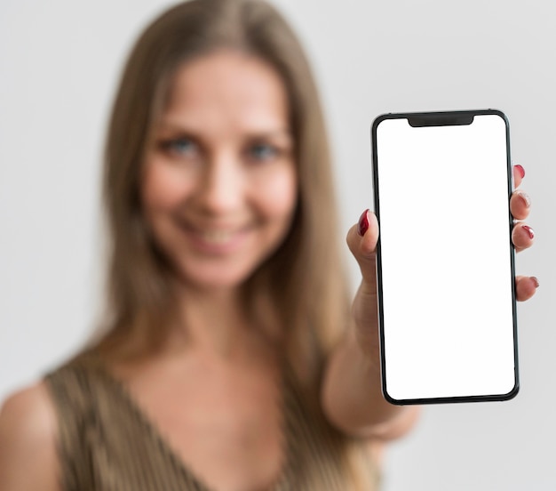 Foto grátis jovem retrato segurando o telefone