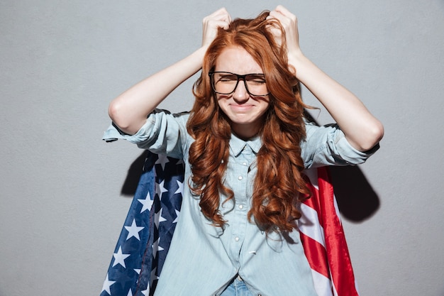 Jovem ruiva confusa segurando papel de caderno