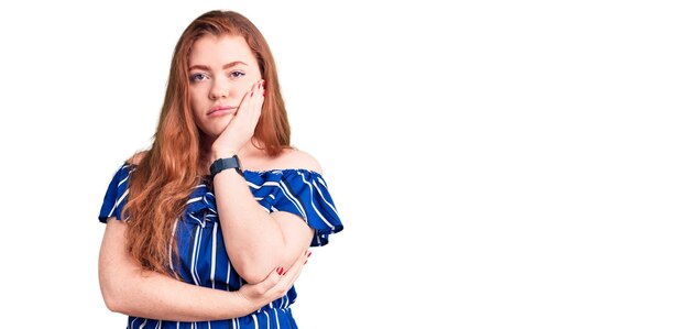 Jovem ruiva linda vestindo roupas casuais pensando parecendo cansada e entediada com problemas de depressão com braços cruzados.