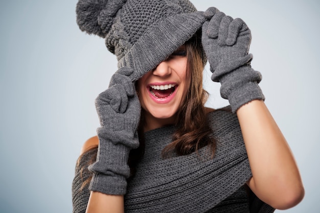 Foto grátis jovem se divertindo com roupas de inverno