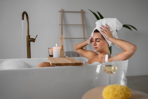 Foto grátis jovem se preparando para a hora do banho