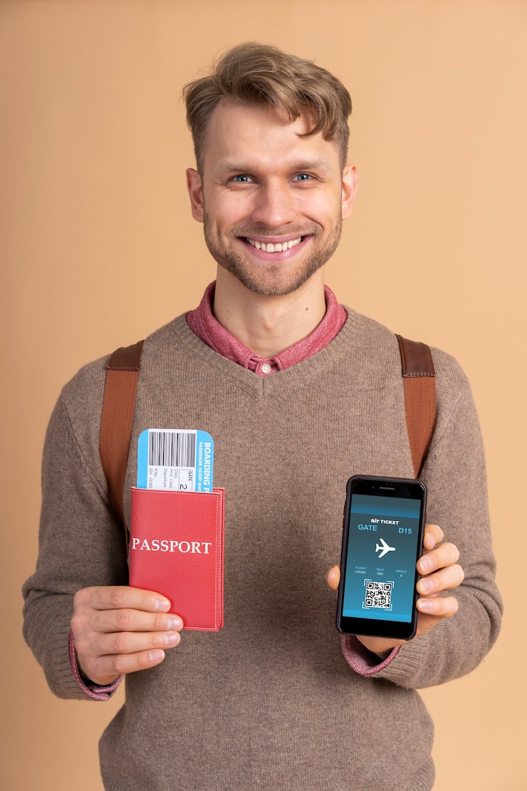 Foto grátis jovem segurando passaporte com passagens de avião e smartphone