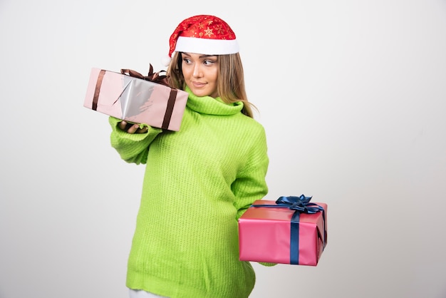 Jovem segurando presentes festivos de Natal