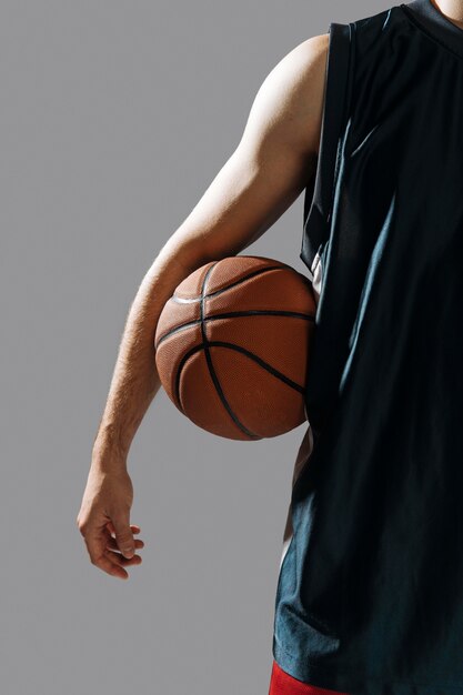 Jovem, segurando seu basquete