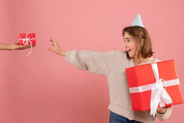 jovem segurando um presente de natal e aceitando o presente de um macho