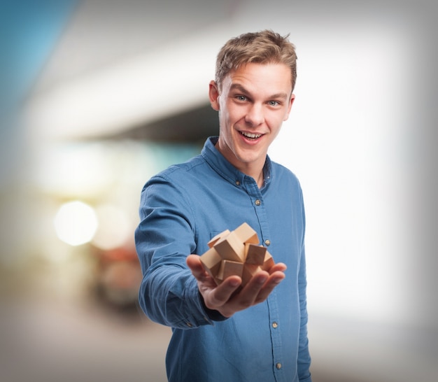 Foto grátis jovem segurando um quebra-cabeça