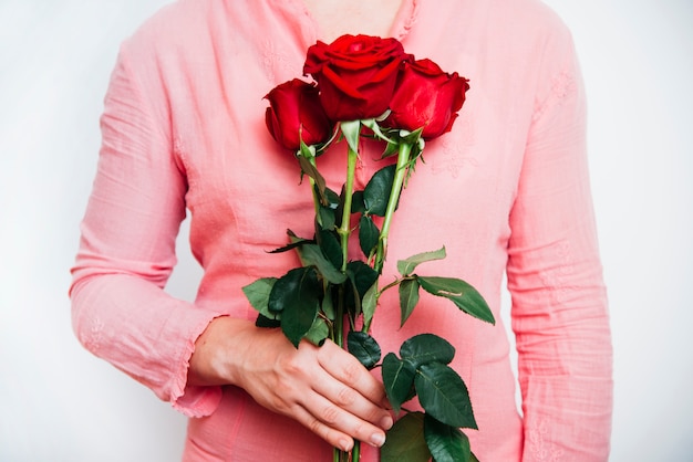 Foto grátis jovem senhora com flores frescas