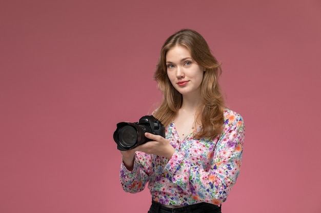 Jovem senhora posando com sua fotocâmera