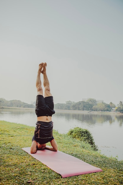 Foto grátis jovem sentado ao lado do lago