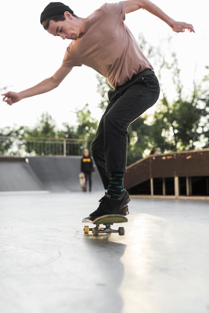 Jovem, skateboarding, rua