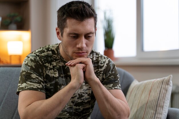 Jovem soldado afetado pelo efeito ptsd