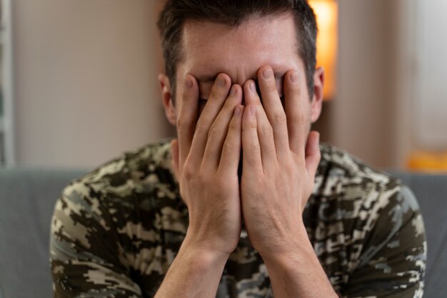 Jovem soldado afetado pelo efeito ptsd