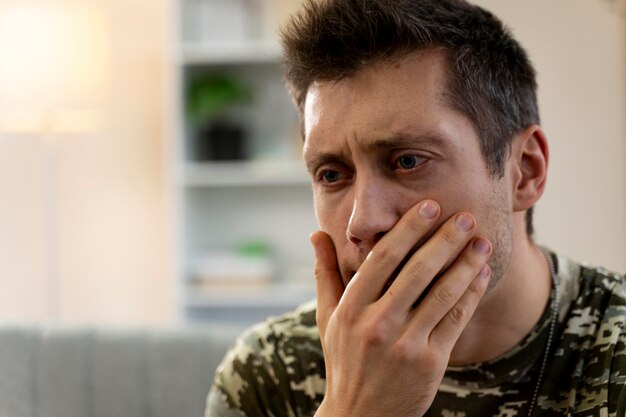 Jovem soldado afetado pelo efeito ptsd