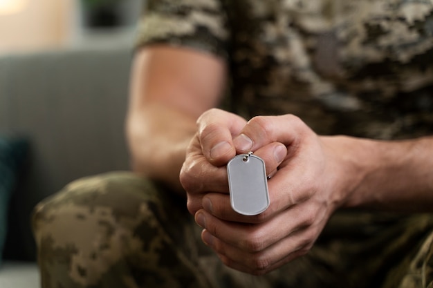 Jovem soldado afetado pelo efeito ptsd