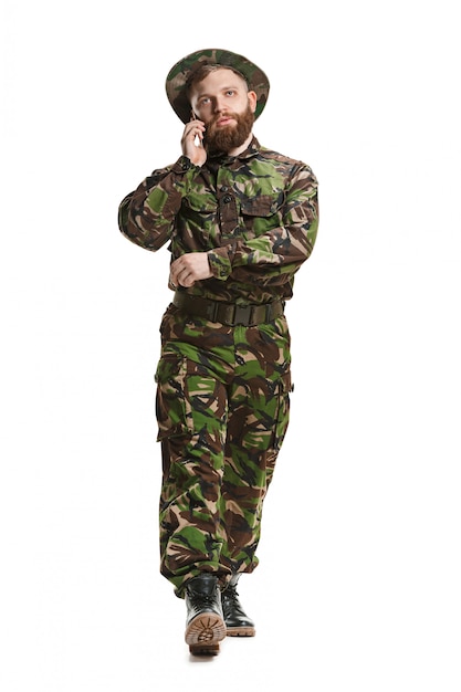 Foto grátis jovem soldado do exército vestindo uniforme de camuflagem isolado no branco