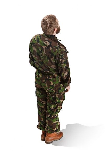 Foto grátis jovem soldado do exército vestindo uniforme de camuflagem
