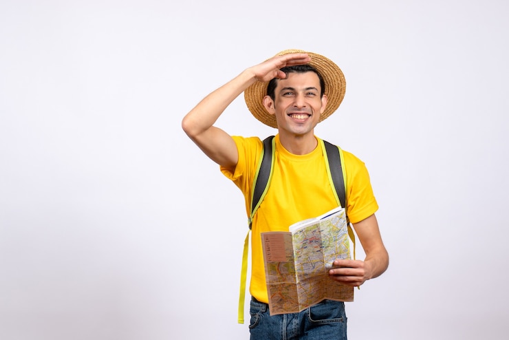 Foto grátis jovem sorridente com camiseta amarela e chapéu de palha olhando para a câmera de frente