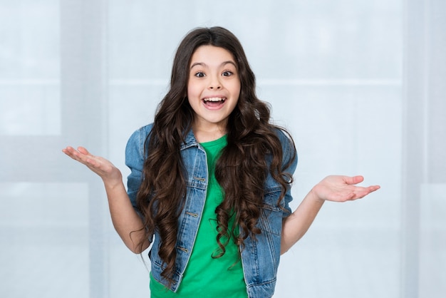 Foto grátis jovem sorridente de ângulo alto