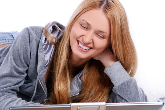 Jovem sorridente feliz no quarto