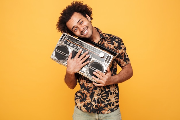 Jovem sorridente homem africano com gravador