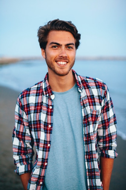 Jovem sorridente na praia