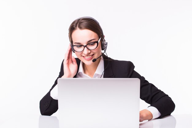 Jovem sorridente no atendimento ao cliente com um fone de ouvido no local de trabalho, isolado no branco