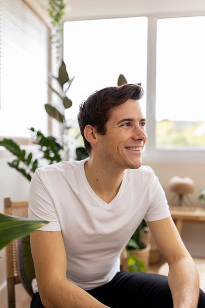 Jovem sorrindo enquanto se diverte