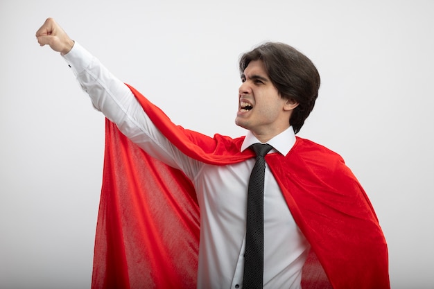 Foto grátis jovem super-herói animado usando gravata e levantando o punho isolado no fundo branco