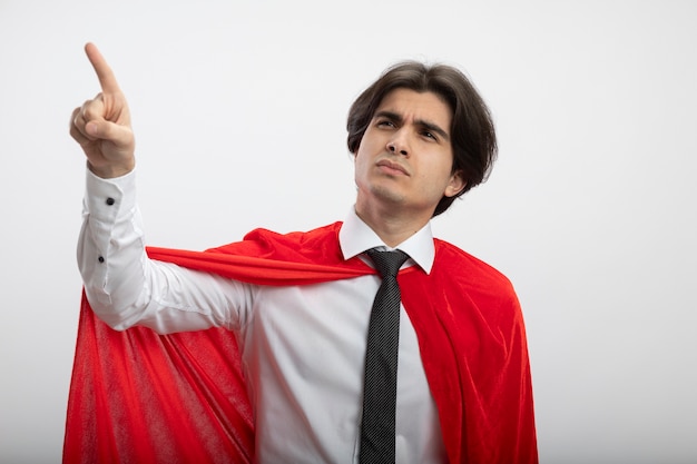 Jovem super-herói pensando olhando para o lado usando pontos de gravata isolados no fundo branco