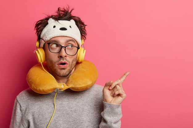 Foto grátis jovem surpreso ao ouvir música em um avião