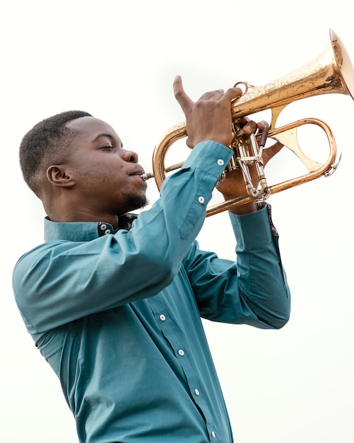 Jovem tocando música no dia do jazz