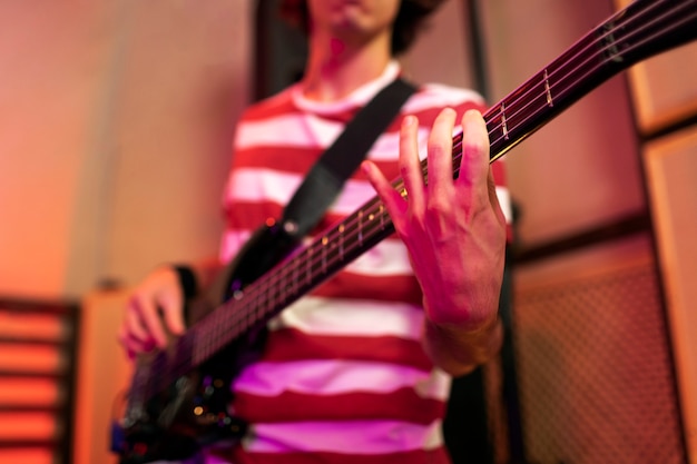 Jovem tocando violão em um evento local